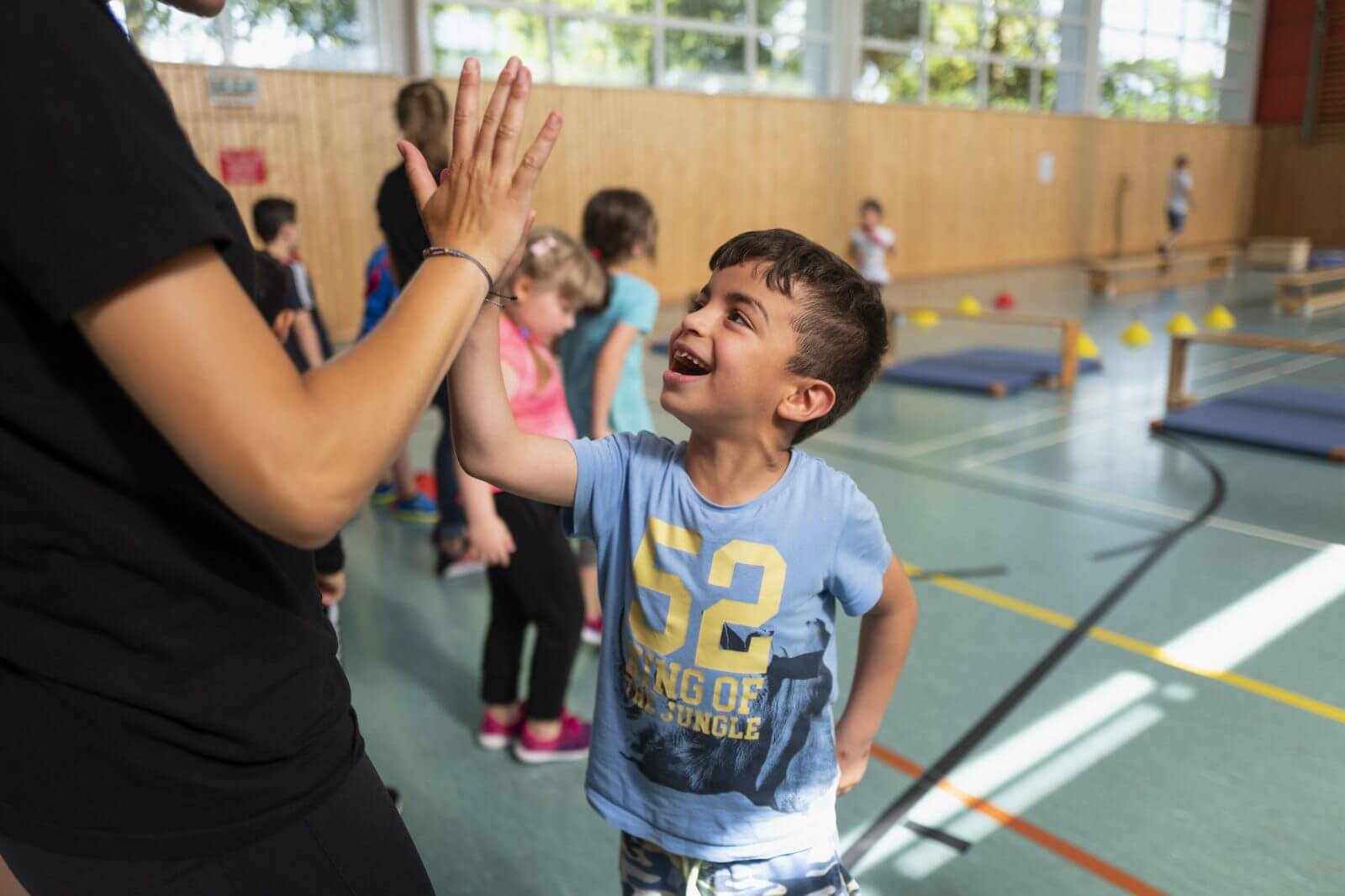 Ein Schüler beim Gesundheitsförderungsprojekt Bunter Ball.
