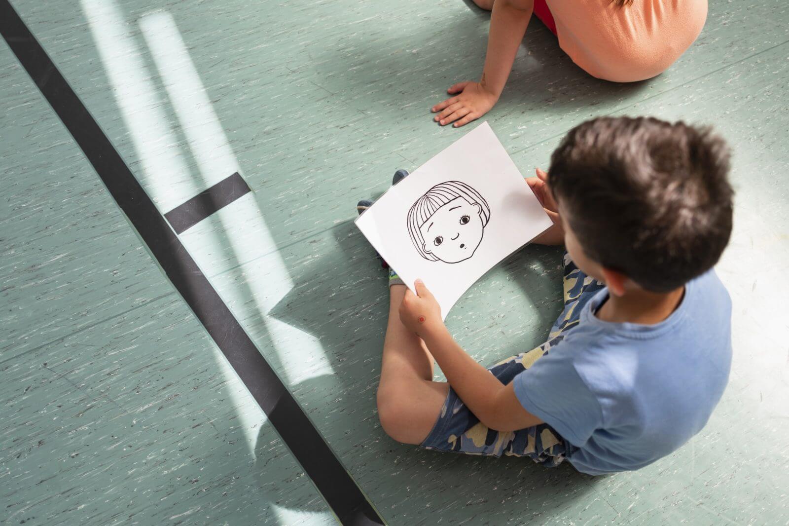 Ein Schüler beim Gefühlsspiel des Gesundheitsförderungsprojekts Bunter Ball.