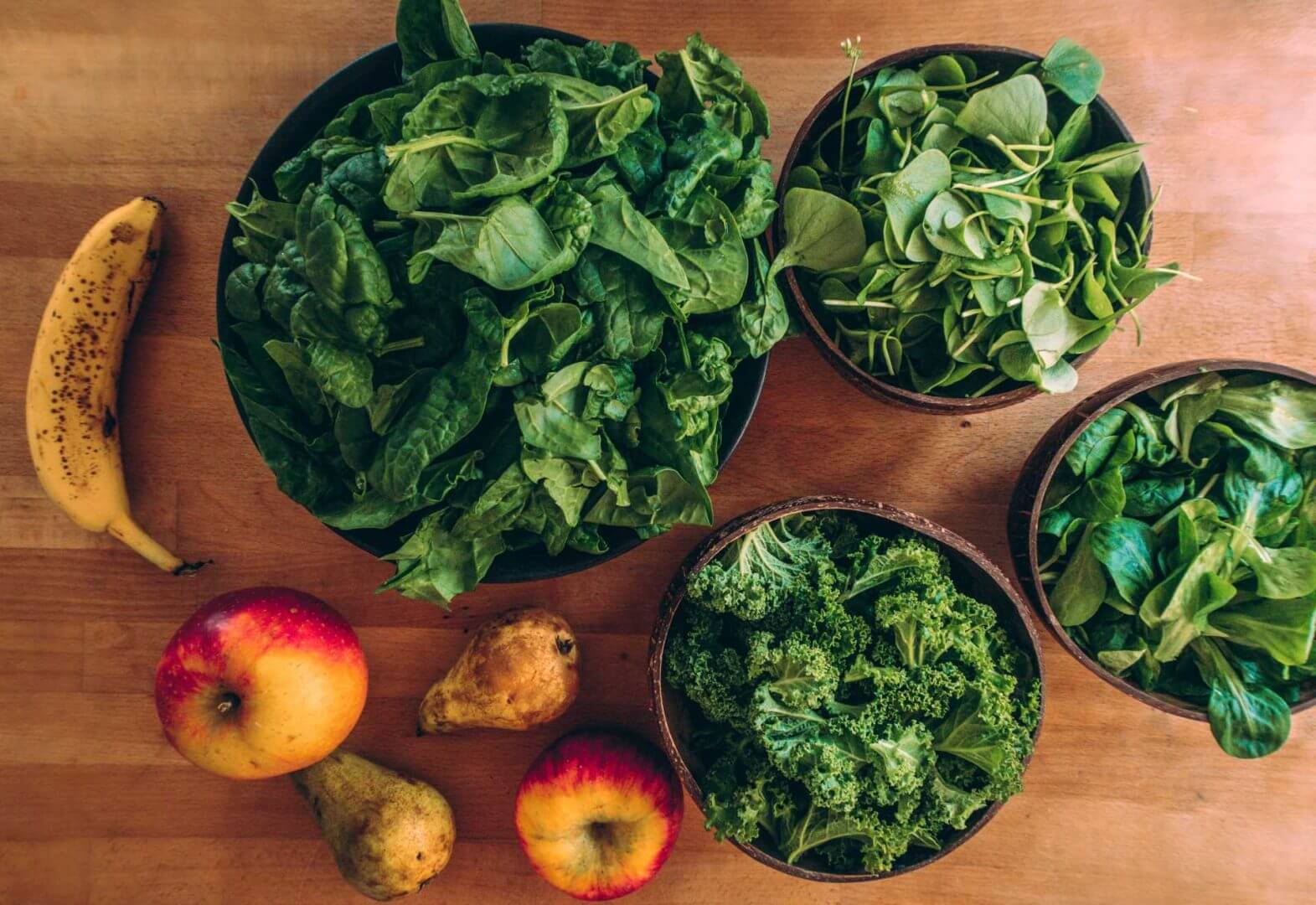 Die Zutaten der grünen Smoothies: Spinat, Portulak, Grünkohl, Feldsalat, Banane, zwei Äpfel und zwei Birnen