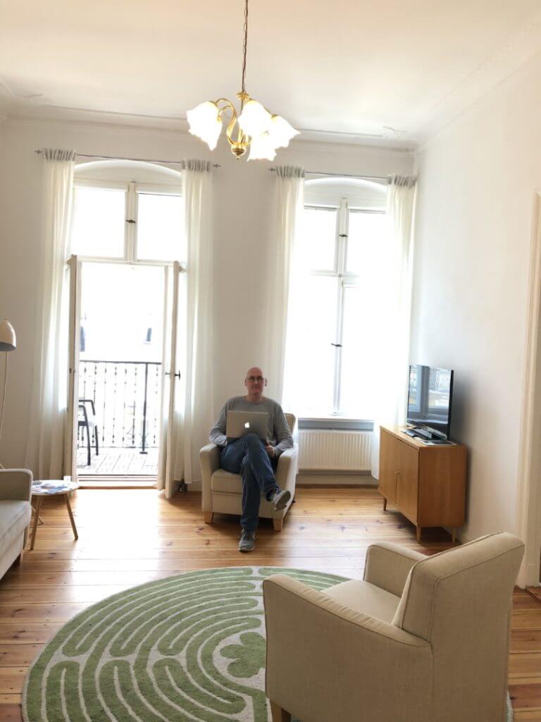 Stephan Lampel, BKK-ProVita-Berater, in seiner minimalistisch eingerichteten Wohnung in Berlin.