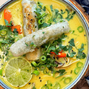 Curry-Kokos-Suppe mit Frühlingszwiebel-Röllchen